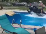 Moto de agua en una piscina.