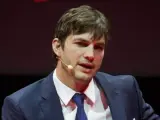 Ashton Kutcher habla en un evento de Netflix en París sobre su nueva serie, 'The Ranch', de la que también es productor.