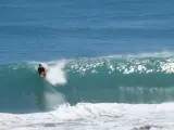 Surfista preparado para coger una ola.