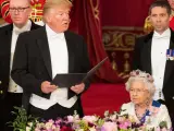 La reina Isabel II (dcha) y el presidente de los Estados Unidos, Donald J. Trump (izq), presiden una cena de gala en el Palacio de Buckingham, en Londres (Reino Unido).