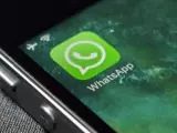 Logotipo de WhatsApp en la pantalla de un móvil.