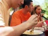 Una persona comiendo en una imagen de archivo.