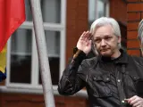 El fundador de WikiLeaks Julian Assange en un balcón de la Embajada de Ecuador en Londres (Reino Unido) el 19 de mayo de 2017.