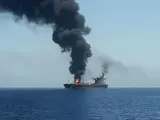 El buque petrolero noruego Front Altair, en llamas en el golfo de Omán.