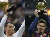 Cristiano Ronaldo y Messi levantan su respectivo Balón de Oro.