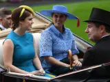 La princesa Eugenia de York y la princesa Beatriz de York, a su llegada a la pasarela británica improvisada más importante del año.