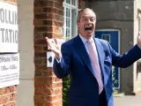 El líder del Partido del Brexit, Nigel Farage, sonríe a su llegada a un colegio electoral, este jueves, para votar en las elecciones europeas.