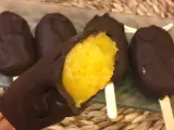 Helado de mango y naranja con cobertura de chocolate.
