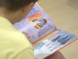 Niño leyendo.