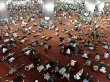 La mezquita Istiqlal durante el tercer día del Ramadán, en Yakarta (Indonesia).