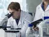 Imagen de un investigador científico en un laboratorio.