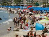 Cientos de turistas en la playa de Levante en Benidorm.