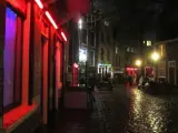 Una imagen de una de las calles del barrio rojo de Amsterdam.