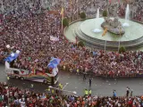 Una de las carrozas del desfile del Orgullo Gay pasa por la plaza de Cibeles, en Madrid.