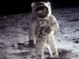 Momento en el que Neil Armstrong pisa la Luna el 20 de julio de 1969 al viajar con el Apolo 11.