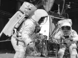 Buzz Aldrin y Neil Armstrong en un entrenamiento de la NASA. Los conspiranoicos argumentan que las filmaciones reales se hicieron en un escenario como este.