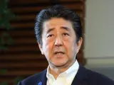 El primer ministro de Japón, Shinzo Abe, anuncia que su gobierno no recurrirá la decisión judicial que obliga al Estado a compensar a los pacientes de lepra por décadas de discriminación en el país.