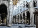 <p>Desperfectos en el interior de la catedral de Notre Dame, en París, tres meses después del incendio que arrasó el templo.</p>