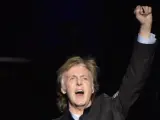 El músico Paul McCartney anima al público durante una actuación.