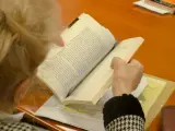 Una mujer leyendo.