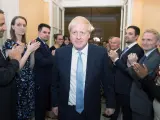 Boris Johnson es aplaudido a su llegada al 10 de Downing Street, en Londres.