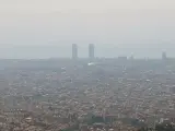 Vista de la contaminaci&oacute;n sobre la ciudad de Barcelona.