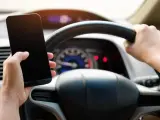 Uso del móvil al volante como la primera causa de accidente del tráfico.