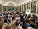 Turistas esperan su turno para ver a la Gioconda en la Galer&iacute;a Medicis del Louvre