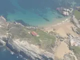 Imagen aérea de la playa Virgen del Mar, en Santander.