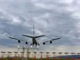 Un avión aterrizando en el Aeropuerto del Prat (Barcelona) en una imagen de archivo.