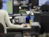 Una mujer trabajando en una oficina.