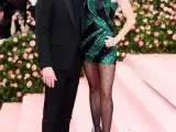 Miley Cyrus y Liam Hemsworth, en la alfombra roja de la Gala del MET 2019.