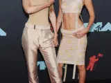 Las modelos Gigi Hadid (i) y Bella Hadid posan sincronizadas en el photocall de MTV Video Music Awards 2019.