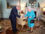 La reina de Inglaterra, Isabel II, recibe en el Palacio de Buckingham al lider del Partido Conservador británico, Boris Johnson, para la investidura de este como primer ministro del Reino Unido.