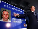 Imagen de archivo del fiscal federal del Distrito Sur de Nueva York informando del arresto del magnate Jeffrey Epstein.