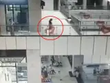 Una mujer pasea tranquilamente por un centro comercial sin saber la que se le viene encima.