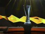 El trofeo preside el sorteo de la Europa League