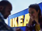Una pareja, en una tienda IKEA.