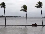 Un hombre observa desde una banco, en un paseo inundado, la subida del nivel del mar antes de la llegada del huracán Dorian, en Palm Beach, Florida (EE UU).