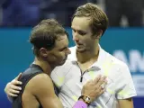 Rafael Nadal y Daniil Medvedev, tras disputar la final del Abierto de Estados Unidos, en la que se impuso el tenista español.