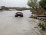 Un coche parado en la rambla de la Cañada Morcillo, en el polígono industrial de La Estrella en Molina de Segura, tras las lluvias torrenciales caídas en Murcia.