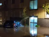 El agua se llev&oacute; por delante los coches en el Barrio del Aeropuerto en las lluvias de agosto.
