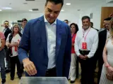 El presidente del gobierno, Pedro Sánchez, acompañado de su mujer Begoña Gómez (d), vota en las elecciones municipales, autonómicas y europeas en un colegio de la localidad madrileña de Pozuelo de Alarcón.