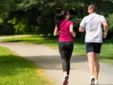 Una pareja corriendo, en una imagen de archivo.