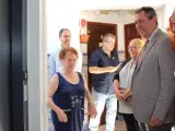 <p>El alcalde, Juan Espadas, visita a los vecinos de la plaza de San Gabriel 2, que han estrenado ascensor.</p>