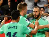 Benzema celebra con James y Kroos su gol con el Real Madrid al Sevilla.