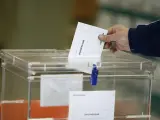 Imagen de archivo de una persona votando en unas pasadas elecciones generales.