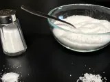 Imagen de un salero y un recipiente con sal.