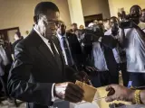 Teodoro Obiang lleva 40 años en el poder y todos los medios de comunicación son de propiedad estatal. Las emisoras locales e internacionales tienen prohibida la emisión de determinados temas y los sitios webs extranjeros suelen ser bloqueados. En 2017 el dibujante Ramón Esono fue detenido por sus comentarios críticos sobre el presidente y estuvo en la cárcel.