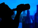 Hombre bebiendo alcohol